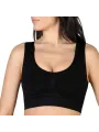 Schwarzer Bodyboo Sport-BH Frau trägt