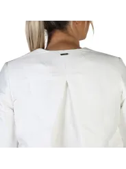 Weißes Hemd mit Schlüssellochöffnung hinten