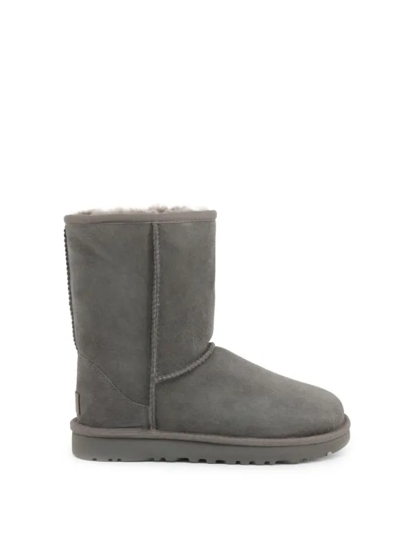 Graue UGG Wildlederstiefel mit Schaffell. Graue UGG Wildlederstiefel mit Schaffell.