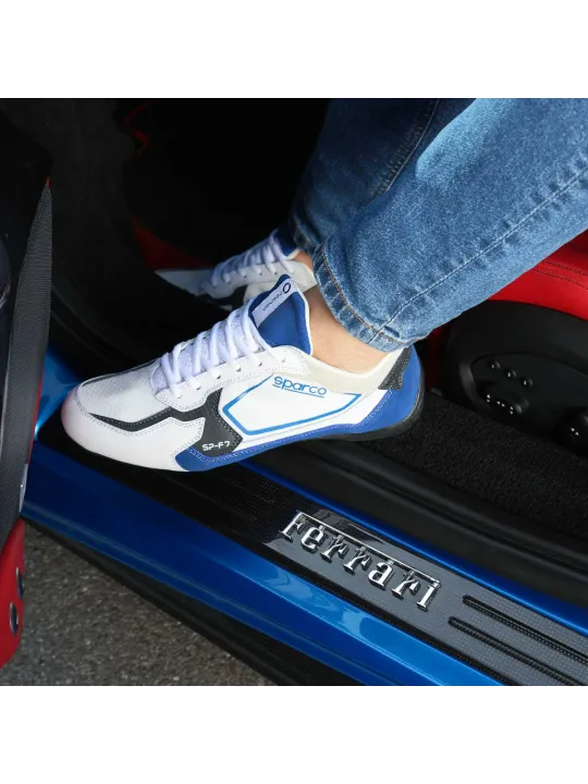 Weiße Sparco Rennschuhe mit blauen Akzenten