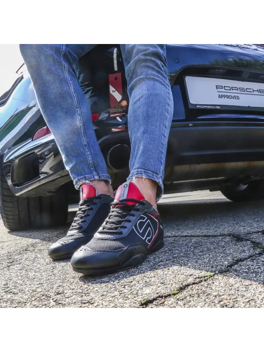 Schwarze rote Sparco Rennschuhe