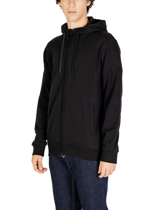 Mann trägt schwarzes Ea7 Sweatshirt