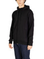 Mann trägt schwarzes Ea7 Sweatshirt