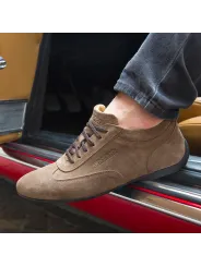 Braune Wildlederschuhe für Rennfahrer und Freizeit
