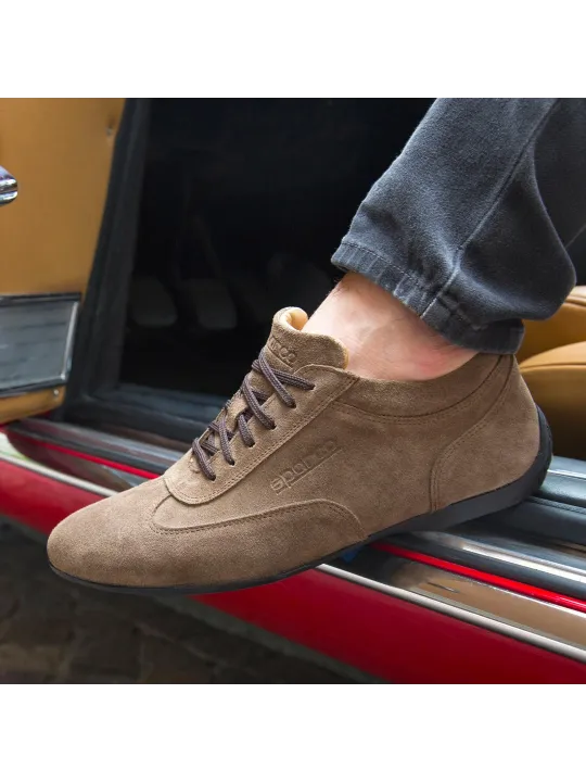 Braune Wildlederschuhe für Rennfahrer und Freizeit