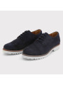 Blauer Wildlederschuh mit dicker Sohle