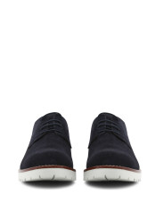Blaue Wildlederschuhe mit weißer Sohle