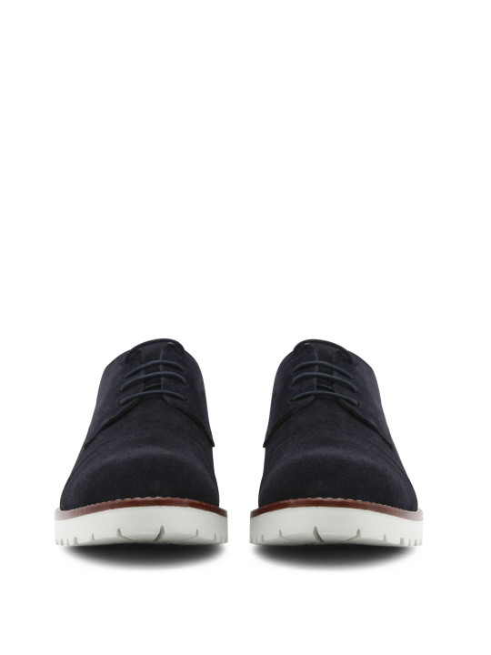 Blaue Wildlederschuhe mit weißer Sohle