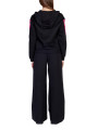 Schwarzes Sportoutfit mit pinken Akzenten