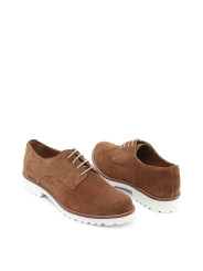 Braune Wildlederschuhe mit weißer Sohle