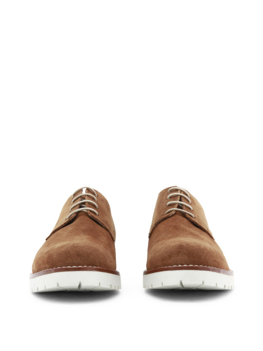 Braune Wildlederschuhe mit weißer Sohle