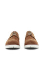 Braune Wildlederschuhe mit weißer Sohle