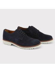 Dunkle blaue Wildlederschuhe mit weißer Sohle
