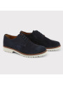Dunkle blaue Wildlederschuhe mit weißer Sohle