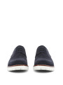 Weiße Sohle blaue Schnürschuhe