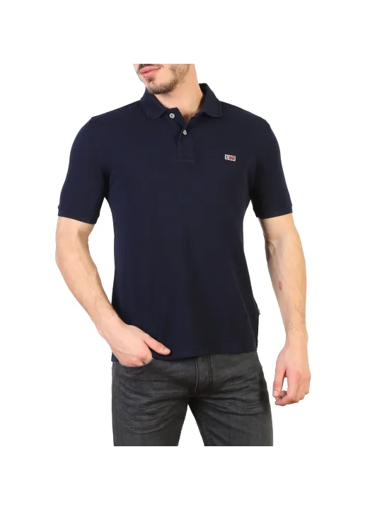Mann trägt blaues Napapijri Poloshirt
