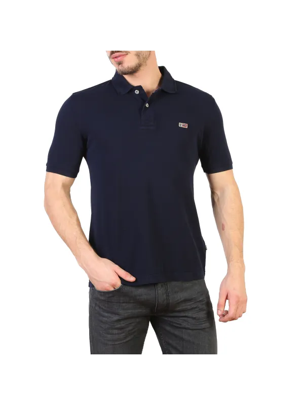 Mann trägt blaues Napapijri Poloshirt Mann trägt blaues Napapijri Poloshirt