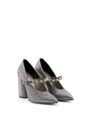 Graue Schuhe mit Nietenabsatz