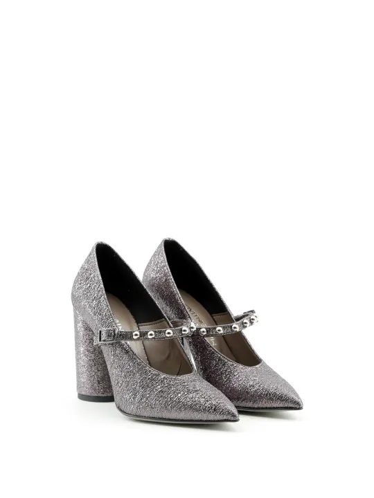 Graue Schuhe mit Nietenabsatz
