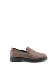 Braunfarbener Wildlederschuh mit Lochmuster