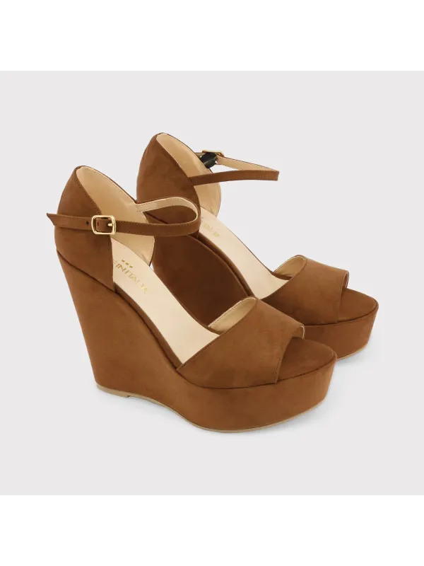 Braune Keilpumps aus weichem Wildleder Braune Keilpumps aus weichem Wildleder