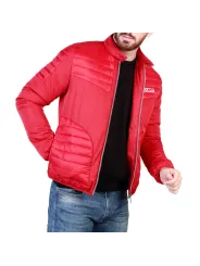 Mann trägt rote Sparco Jacke
