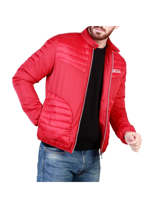 Mann trägt rote Sparco Jacke