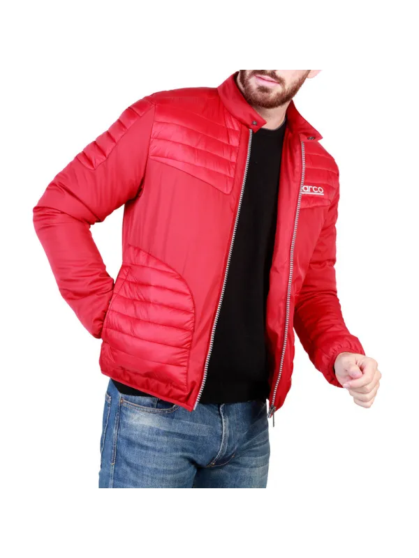 Mann trägt rote Sparco Jacke