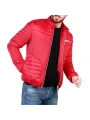 Mann trägt rote Sparco Jacke