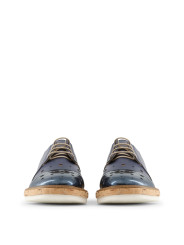 Schwarze Lederbrogues mit weißer Sohle