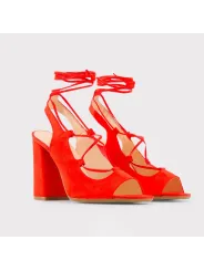 Korallenfarbene Riemchensandalen mit Absatz