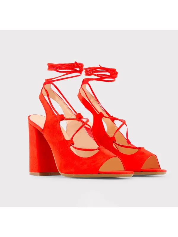 Korallenfarbene Riemchensandalen mit Absatz Korallenfarbene Riemchensandalen mit Absatz