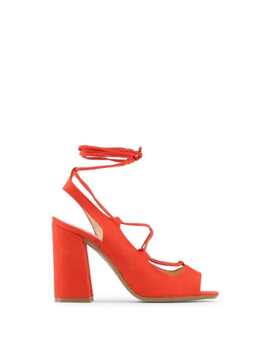 Korallenfarbene Riemchensandalen mit Blockabsatz