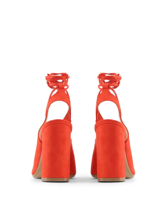 Korallenfarbene Sandalette mit hohem Absatz