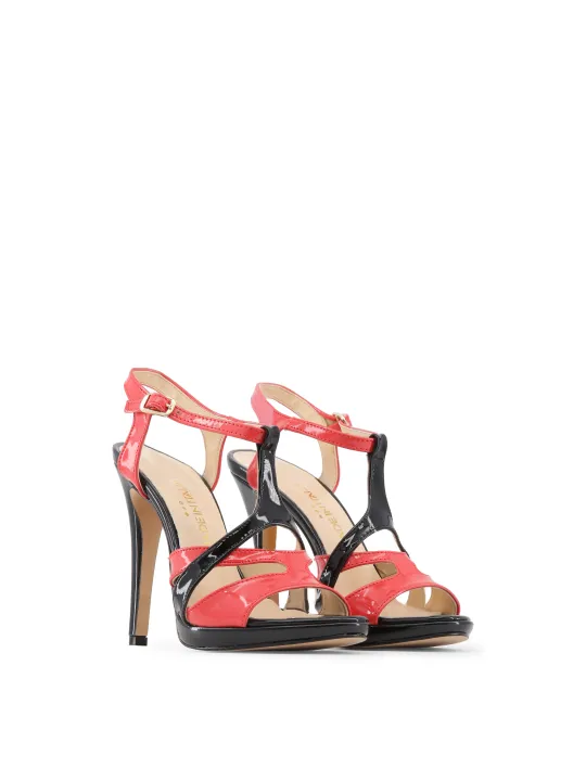 Korallenfarbene und schwarze Patentledersandalen