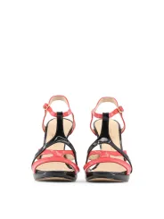 Schwarze Sandalen mit Korallenakzenten