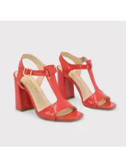 Rote Sandalette mit goldenen Schnallen