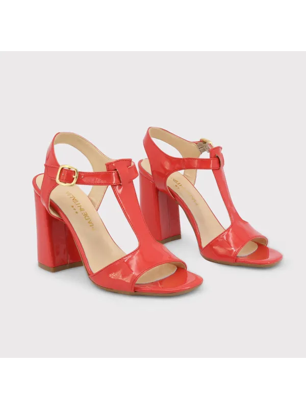 Rote Sandalette mit goldenen Schnallen Rote Sandalette mit goldenen Schnallen
