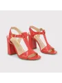 Rote Sandalette mit goldenen Schnallen