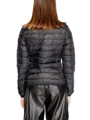 Schwarze Pufferjacke, Lederhose hintenansicht
