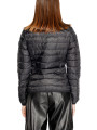 Schwarze Pufferjacke, Lederhose hintenansicht