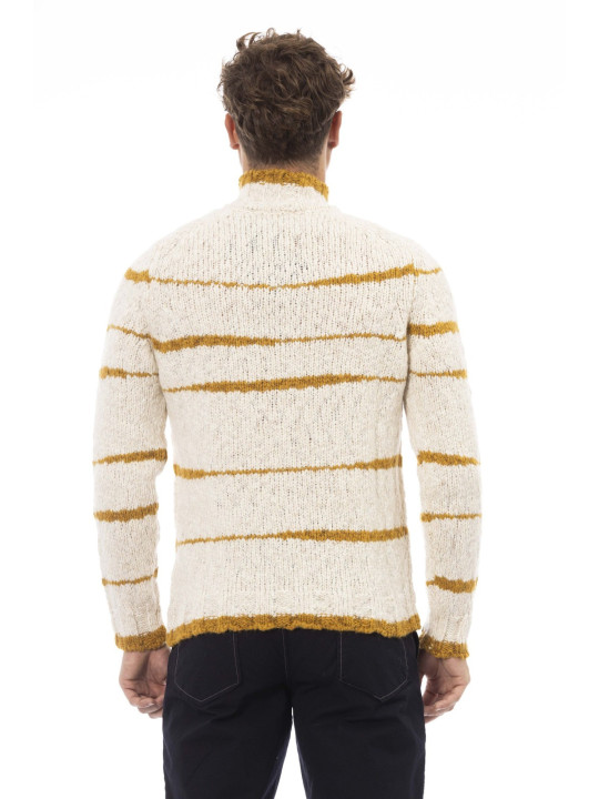 Gestrickter Pullover mit gelben Streifen