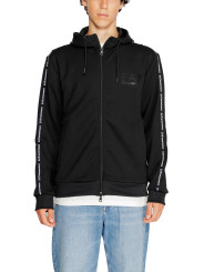Mann trägt EA7 Kapuzenpullover