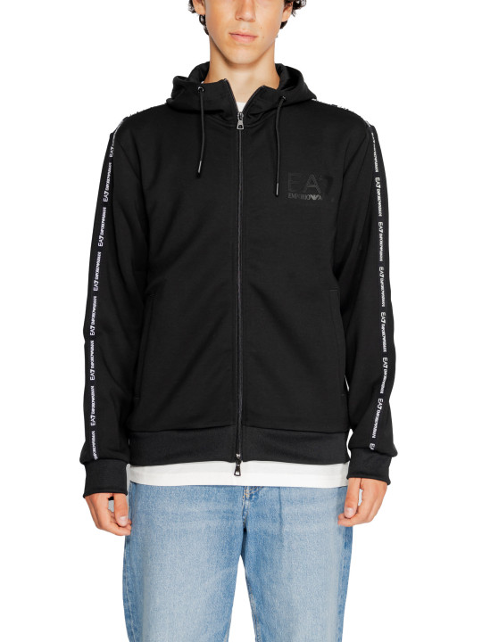 Mann trägt EA7 Kapuzenpullover