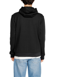 Mann im schwarzen Hoodie geht