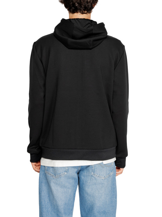 Mann im schwarzen Hoodie geht