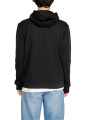 Mann im schwarzen Hoodie geht