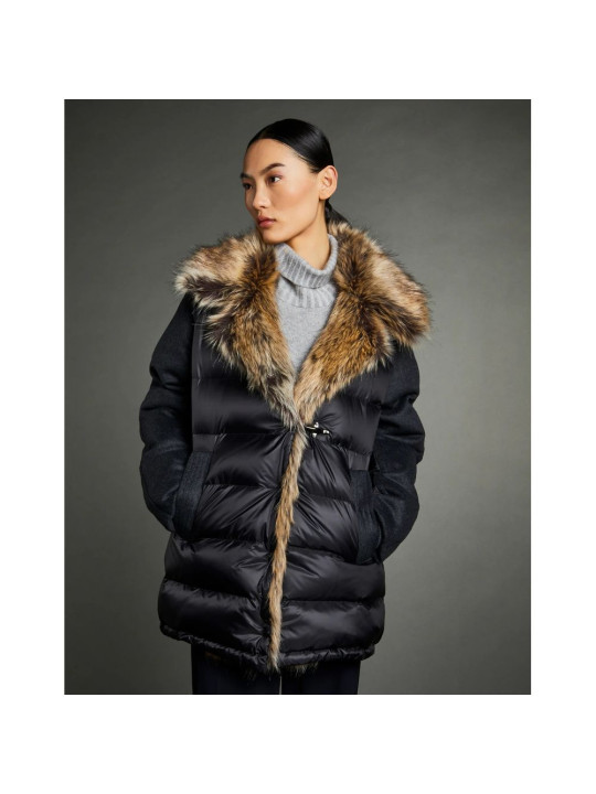 Jackets & Coats Chic Quilted Down Jacket with Faux Fur Details 3.200,00 € 8050246667637 | Planet-Deluxe