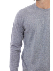 Grauer Strickpullover klassischer Schnitt