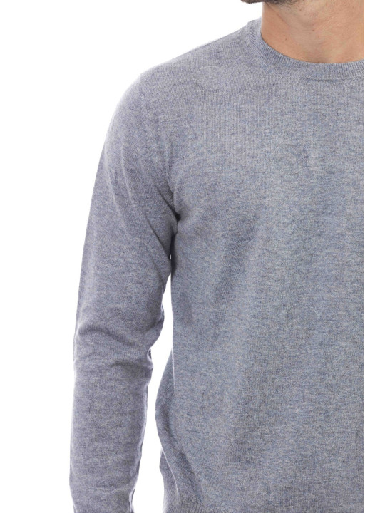 Grauer Strickpullover klassischer Schnitt